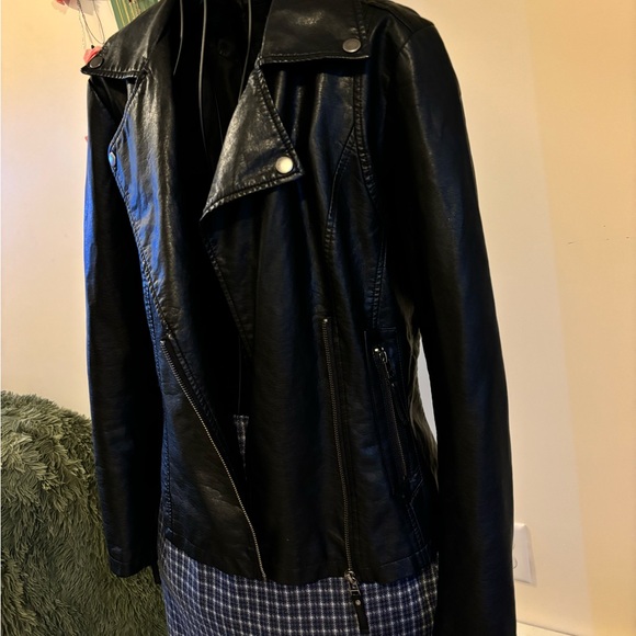Black Leather Motorcycle Jacket - Picture 5 of 10